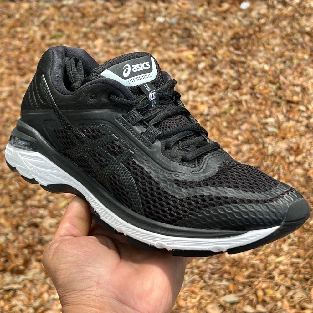 ASICS GT-2000 6 Women's Running Shoes Size 9M Black and White With Flight foam￼￼